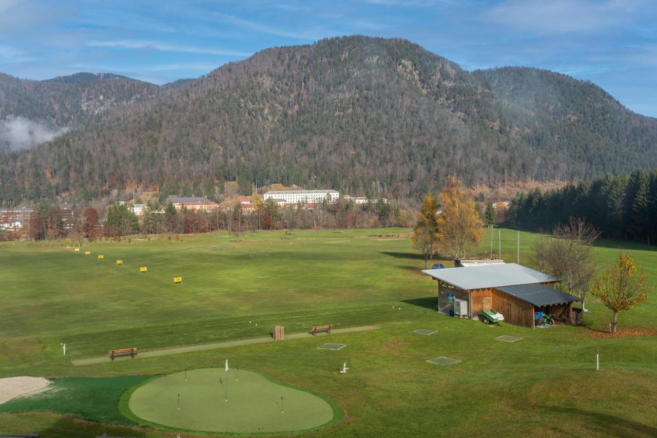 Golf View Apt With Parking And Mountain View! Lejlighed Tarvisio Eksteriør billede